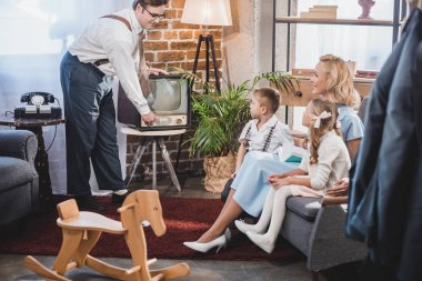 iki çocuk babası vintage dönüm bakarak mutlu anne tv, 50s tarzı
