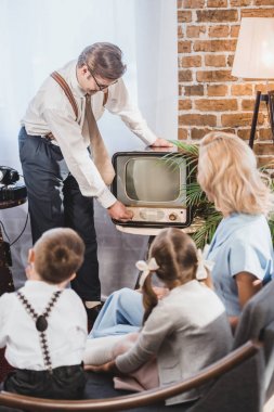 Anne baba vintage dönüm bakarak iki çocukla tv, 1950'ler tarzı