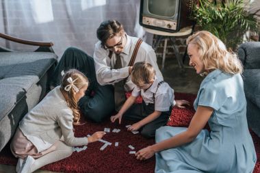 mutlu çocuklu aile birlikte evde, Domino oynayan iki 1950'lerde 