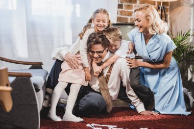 Aile Domino evde oynarken sarılma neşeli retro tarz 