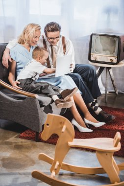 neşeli 1950'ler tarzı aile dizüstü birlikte evde kullanma 