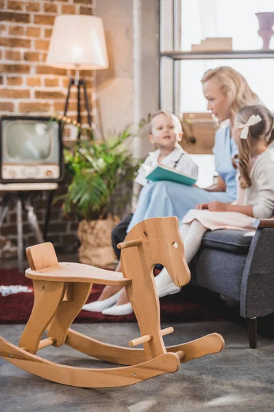 Wooden Rocking Horse Happy Family Reading Book 1950S Style — Free Stock Photo