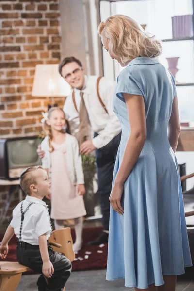 Happy 1950S Man Kids Looking Beautiful Woman Blue Dress Home — Free Stock Photo