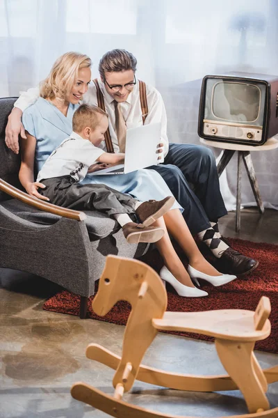 Alegre Estilo Década 1950 Família Usando Laptop Juntos Casa — Fotografia de Stock