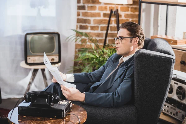 Vista Laterale Degli Anni Uomo Stile Fumare Sigarette Leggere Giornali — Foto Stock