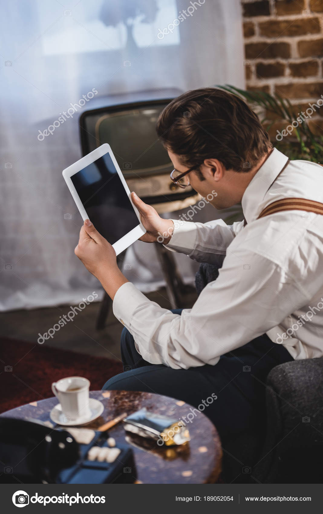 Hombre Estilo Retro Lentes Con Tableta Digital Con Pantalla Blanco