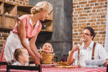 mutlu anne kahvaltı ve kocası ve çocukları, retro bakarak krep tutan tarz