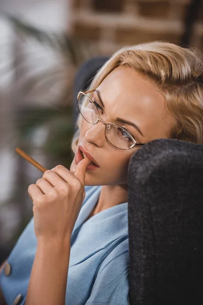 Beautiful Blonde Woman Eyeglasses Holding Cigarette Looking Away Fifties Style — Stock Photo, Image