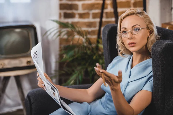 Beautiful Blonde Woman Eyeglasses Holding Newspaper Looking Away 1950S Style — Stock Photo, Image