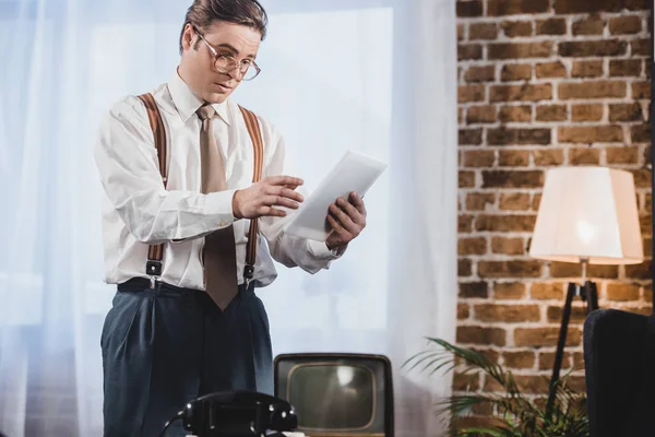 Mann 50Er Jahre Stil Mit Brille Und Digitalem Tablet Hause — Stockfoto