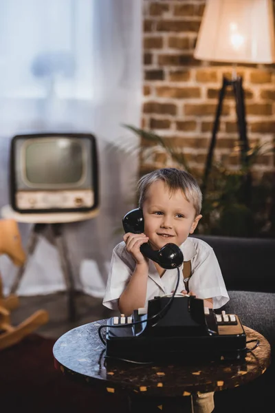 Aranyos Boldog Kisfiú Beszél Telefonon 1950 Évek Stílusa — Stock Fotó
