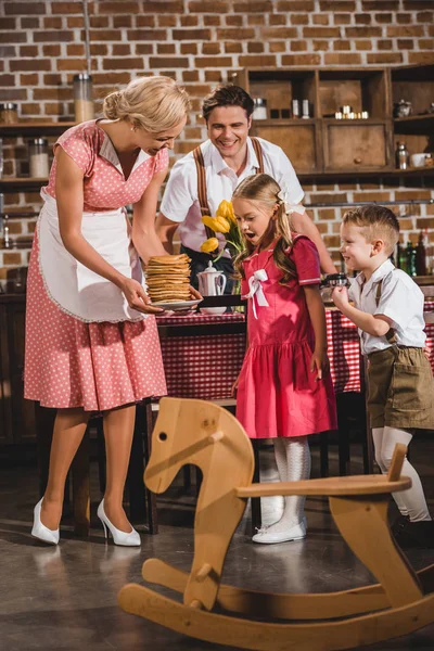 Happy Old Fashioned Family Looking Smiling Mother Holding Delicious Pancakes — Stock Photo, Image