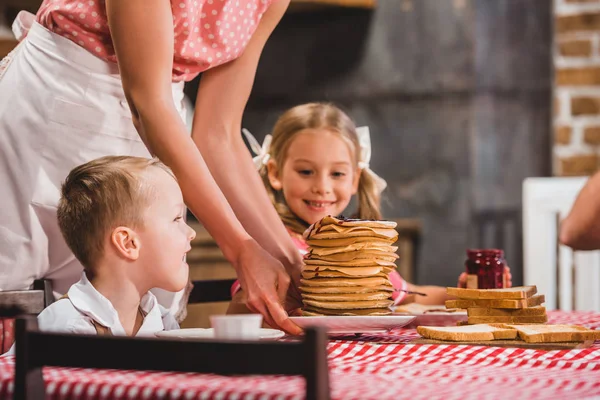 Cropped Shot Mother Holding Plate Delicious Pancakes Cute Little Kids — Stock Photo, Image