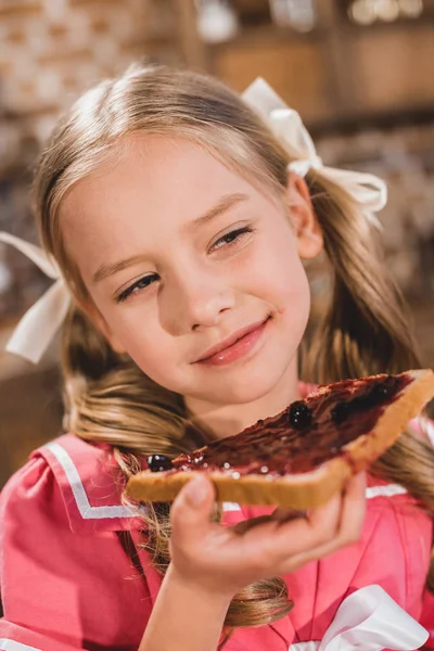 Adorable Feliz Niña Comiendo Tostadas Con Mermelada —  Fotos de Stock