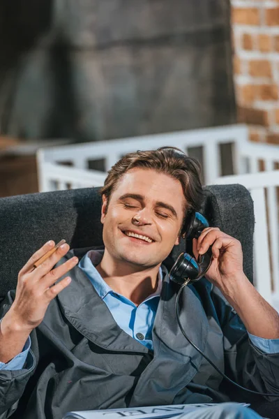 Pria Bahagia Berjubah Merokok Dan Berbicara Dengan Telepon Vintage — Foto Stok Gratis