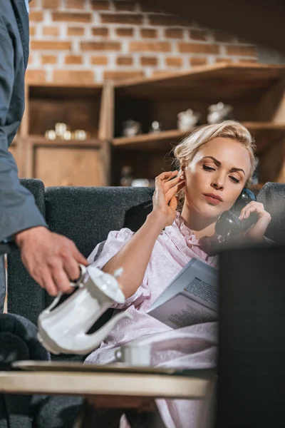 Beskurna Skott Man Hälla Kaffe Till Hustru Läsa Tidningen Och — Gratis stockfoto