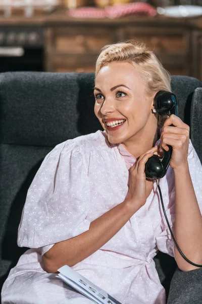 Szczęśliwy Blond Kobieta Szatę Rozmawia Przez Telefon Vintage Szukasz Drogi — Darmowe zdjęcie stockowe