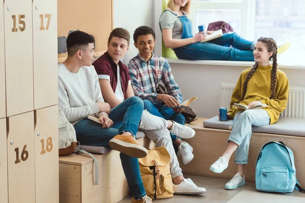 Des Écoliers Souriants Multiculturels Qui Amusent Pendant Les Vacances Scolaires — Photo