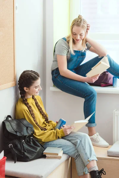 Birbirinizle Konuşmak Kitap Ile Lise Kız Öğrenci Gülümseyen — Stok fotoğraf
