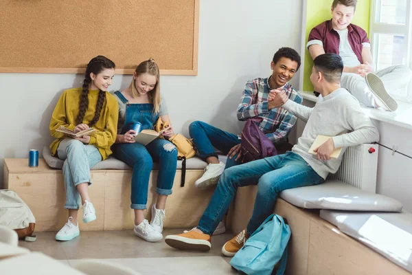 Mångkulturell Grupp Tonåriga Gymnasieelever Läsa Böcker Skolan Pausen — Stockfoto