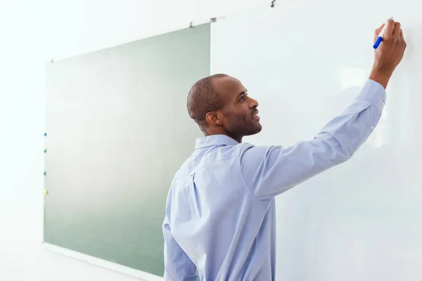 Sonriente Profesora Afroamericana Escribiendo Pizarra Blanca Aula — Foto de Stock