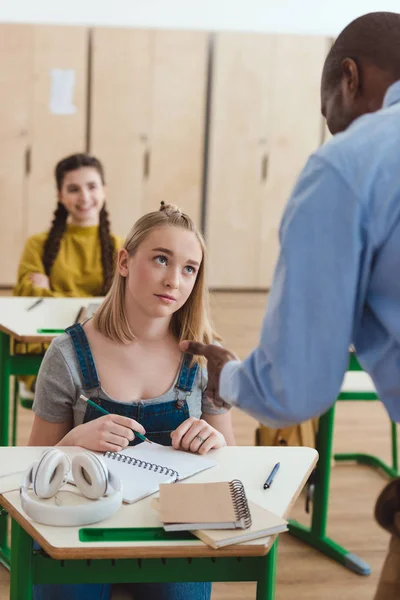 Image Recadrée Une Enseignante Afro Américaine Parlant Des Adolescentes Secondaire — Photo