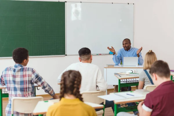 Pohled Zezadu Dospívající Studenty Multietnické Africká Americká Učitelka Širokou Náručí — Stock fotografie