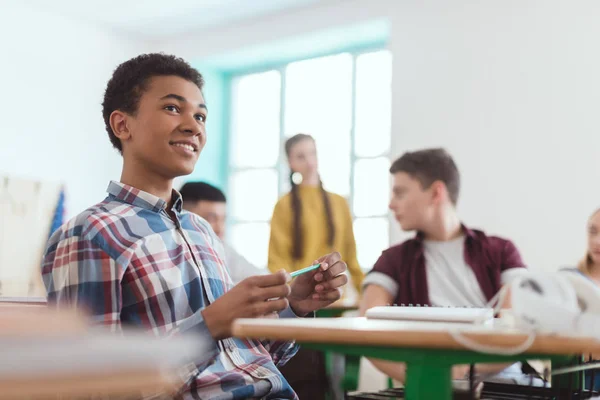 Vista Ángulo Bajo Del Estudiante Afroamericano Secundaria Sosteniendo Lápiz Mano —  Fotos de Stock