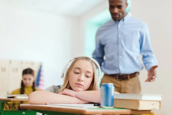 Zasněný Střední Školy Náctiletá Studentka Poslech Hudby Sluchátkách Spolužákem Učitel — Stock fotografie