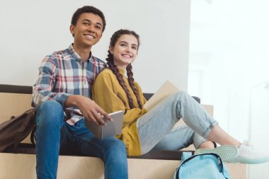 mutlu okul öğrencileri çift birlikte okul koridor az ödev