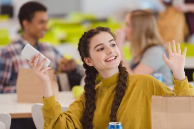 okul kafeteryasında ve tebrik arkadaş oturan mutlu teen kız öğrenci