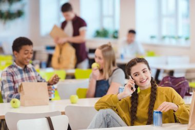 okul kafeteryasında telefonla konuşmak mutlu teen kız öğrenci