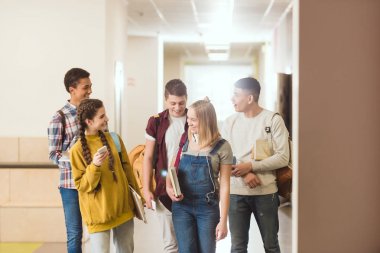 Grup genç lise sınıf okul koridor tarafından birlikte yürüme