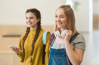 genç kız öğrenciler okul koridor tarafından birlikte yürüme