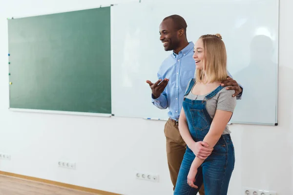 Ler Afroamerikanska Lärare Att Införa Nya Flicka Klassrummet — Stockfoto
