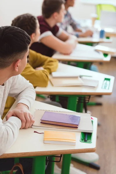 Oříznutý Snímek Studentů Středních Škol Sedí Třídě Během Lekce — Stock fotografie