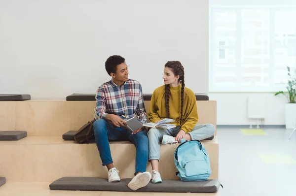 High School Students Couple Doing Homework Together — Stock Photo, Image