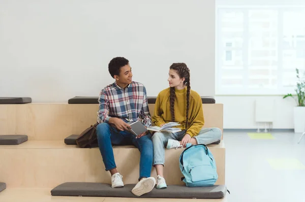 Estudiantes Secundaria Pareja Haciendo Tarea Juntos —  Fotos de Stock