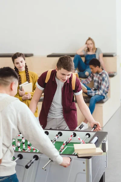 Alunos Ensino Médio Jogando Futebol Mesa Escola — Fotografia de Stock