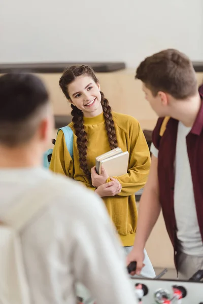 Tiener Schoolmeisje Praten Met Schooljongen Terwijl Hij Tafelvoetbal Spelen — Stockfoto