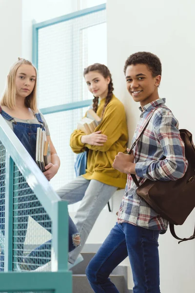 Gelukkig Middelbare Scholieren Staande Trap School Kijkend Naar Camera — Stockfoto