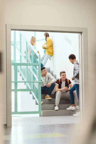 Groep Van Middelbare Scholieren Besteden Tijd Trap School Pauze — Stockfoto