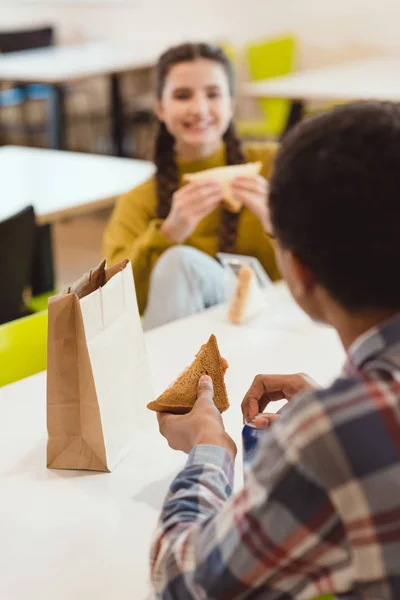 高校生が学校の食堂でサンドイッチを食べる  — 無料ストックフォト