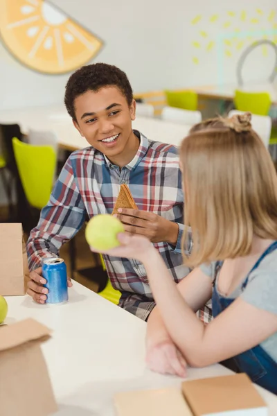 Συνομιλία Κατά Διάρκεια Γεύματος Στο Κυλικείο Του Σχολείου Μαθητές Λυκείου — Φωτογραφία Αρχείου