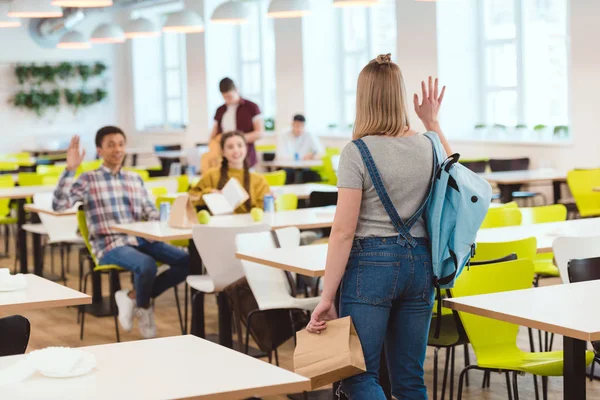 Középiskolás Diákok Üdvözlés Osztálytársa Cafeteria Iskola — Stock Fotó