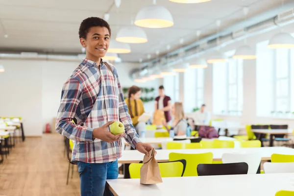 学校の食堂で幸せなアフリカ系アメリカ人の少年 — ストック写真