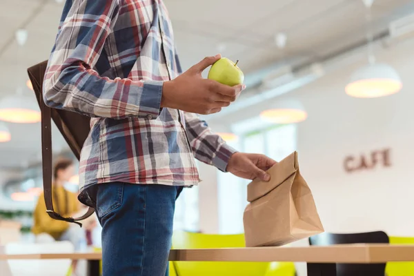 美国黑人学生在学校食堂拍的苹果和午餐袋 — 图库照片