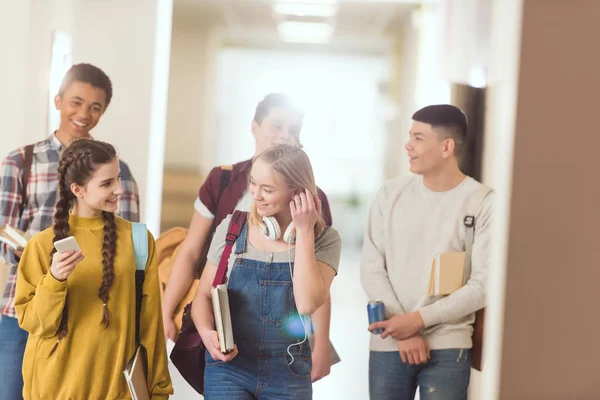 高校の同級生が学校の廊下で一緒に時間を過ごすのグループ — ストック写真