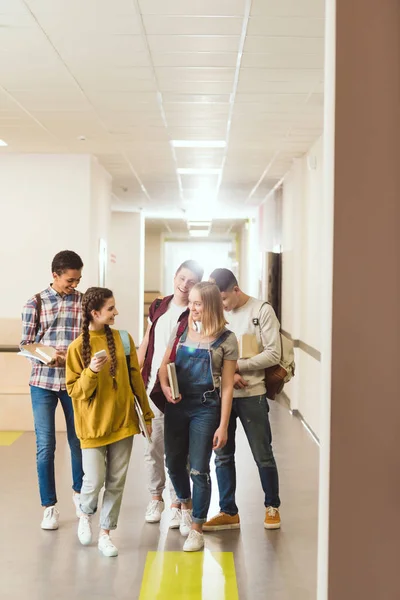 Grupo Colegas Multiétnicos Ensino Médio Caminhando Juntos Pelo Corredor Escola — Fotografia de Stock