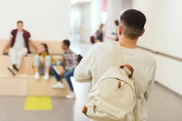 Vue Arrière Élève Secondaire Debout Dans Couloir École — Photo